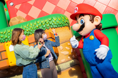 Super Nintendo Japan - Two park goers fight Mario - Credit: Universal Studios Japan