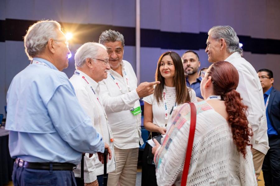 Attendees are having a conversation at IAAPA Latin America Summit with Paulina Reyes, vice president and executive director of IAAPA Latin America and Caribbean region