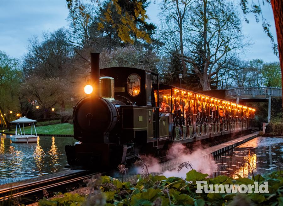 A train at Efteling that operates with electric power rolls down the tracks.