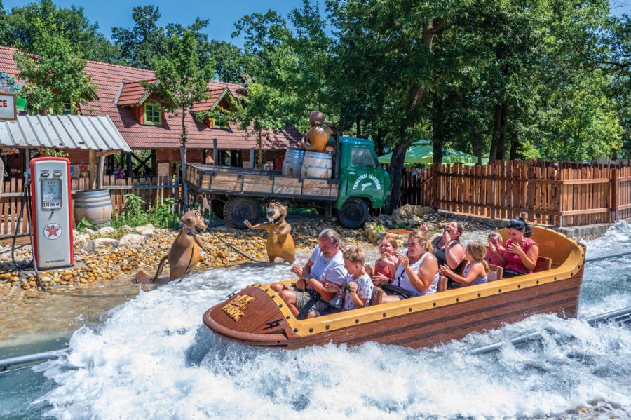 A full seating of guests in the log, reacting to the splash aftermath of the Biberburg (Beaver Castle) water-log attraction at Familypark.
